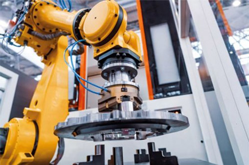 Robot industrial empleado en la automatización de procesos de fabricación